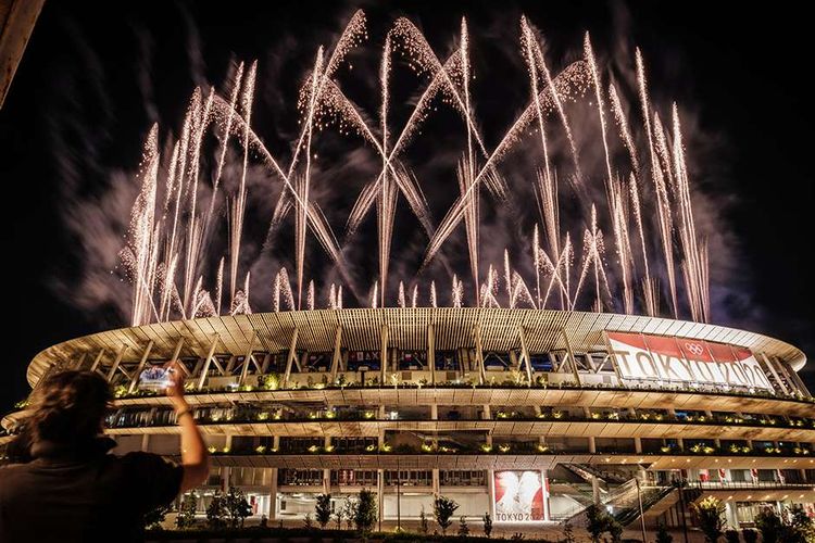 Parade kembang api menyemarakkan upacara penutupan Olimpiade Tokyo 2020 di Stadion Olimpiade Tokyo, Jepang, Minggu (8/8/2021). Pesta olahraga multicabang tingkat dunia ini resmi berakhir seusai upacara penutupan. Sebanyak 46 cabang olahraga dilombakan dalam gelaran olahraga terbesar se-jagat ini.