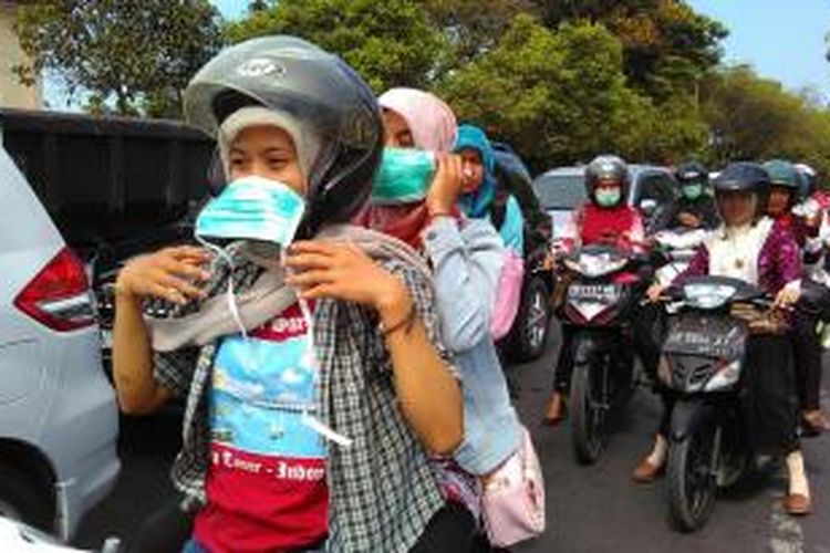 Petugas BPBD membagikan masker untuk warga Kota Mataram, menyusul masuknya abu vulkanik dampak erupsi anak Gunung Rinjani.