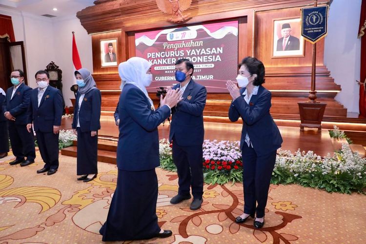 Gubernur Jawa Timur Khofifah Indar Parawansa memberikan selamat kepada pengurus baru YKI cabang koordinator Jawa Timur masa bakti tahun 2022-2027 di Gedung Negara Grahadi, Selasa (30/8/2022). 