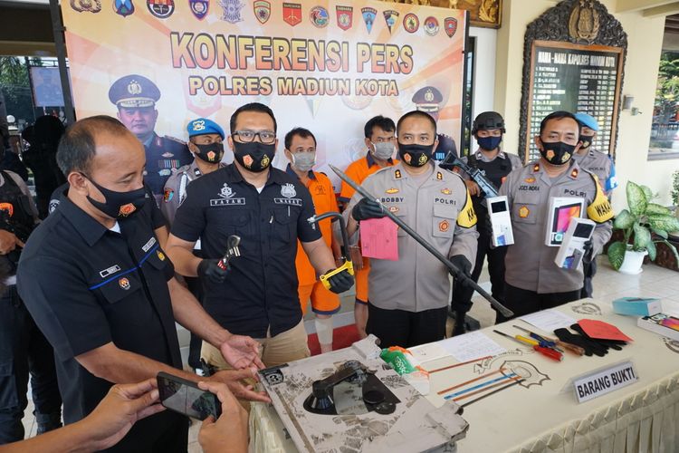 Kapolres Madiun Kota, AKBP R. Bobby Aria Prakasa didampingi Kasat Reskrim, AKP Fatah Meilana menunjukkan tersangka dan barang bukti spesialis pembobolan brankas.