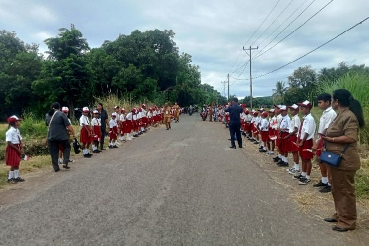 Sambut Wapres Gibran: Siswa di Sikka Turun ke Jalan Buat Pagar Betis, Sekolah Diliburkan