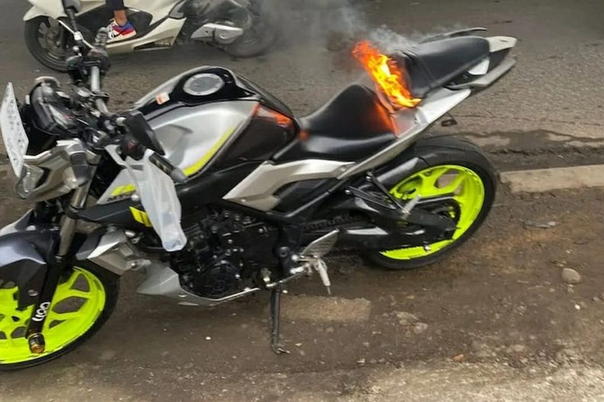 Ilustrasi Yamaha MT-25 yang terbakar tiba-tiba di jalan.