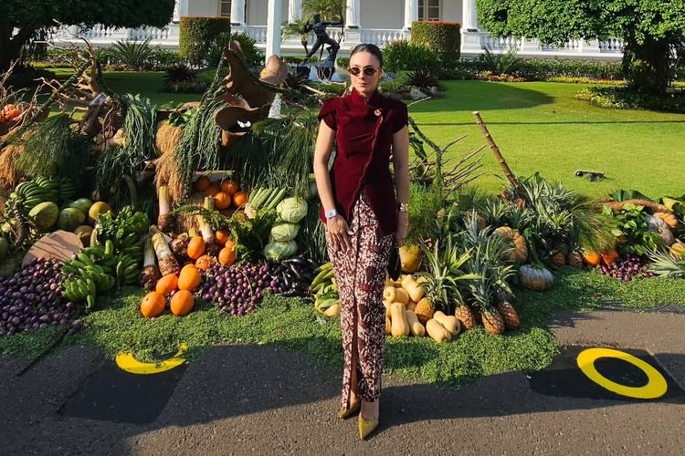 Wulan Guritno mengenakan busana merah saat menghadiri Upacara HUT Ke-80 RI di Istana Merdeka, Jakarta Pusat, pada Minggu (17/8/2025).