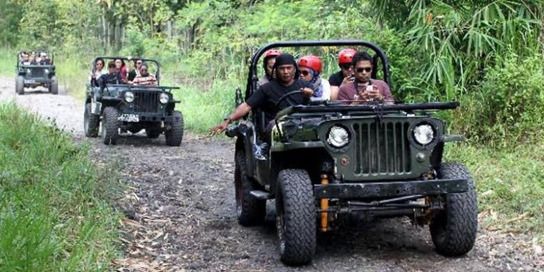 Wisatawan mengendarai mobil jip saat mengikuti wisata lava tour di kaki Gunung Merapi, Sleman, DI Yogyakarta, Jumat (17/5/2013). Wisata mengunjungi daerah bekas aliran lava erupsi Merapi ini dipungut biaya Rp 300.000 - Rp 500.000 per trip.