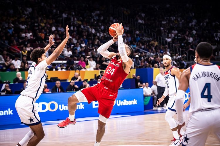 Aksi pemain basket Kanada Dillon Brooks (merah) saat menghadapi timnas basket Amerika Serikat dalam laga perebutan peringkat ketiga FIBA World Cup 2023 di Mall of Asia Arena di Filipina, Minggu (10/9/2023).