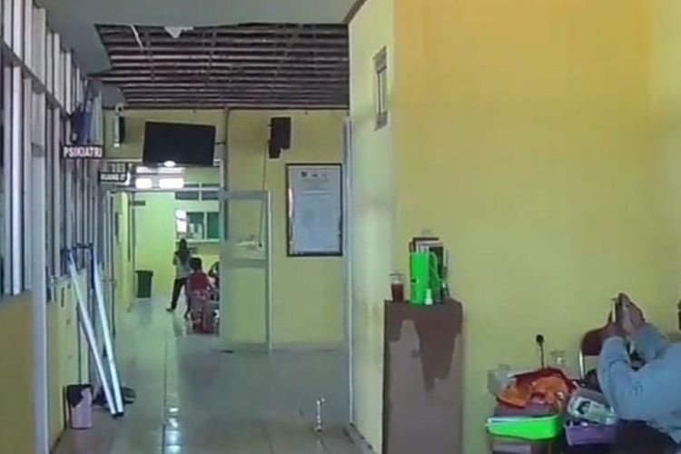 AMBROL—Inilah plafon ruang poli bedah, poli jiwa dan poli nyeri milik RSUD dr. Soeroto Ngawi yang ambrol, Senin (21/10/2024).