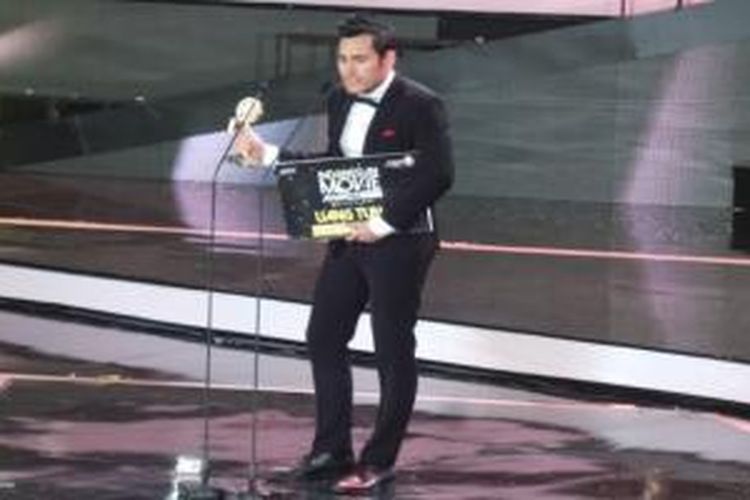 Arifin Putra menyampaikan pidato kemenangan atas prestasinya menyabet penghargaan Pemeran Pendukung Pria Terbaik versi Indonesian Movie Awards 2015, di Balai Sarbini, Jakarta Selatan, Senin (18/5/2015) malam. 