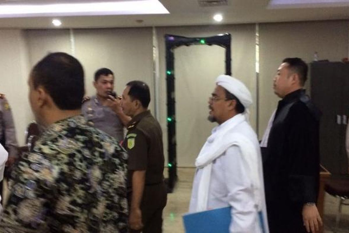 Rizieq Shihab saat di persidangan penodaan agama dengan terdakwa Basuki Tjahaja Purnama di Auditorium Kementerian Pertanian, Jakarta Selatan, Selasa (28/2/2017)