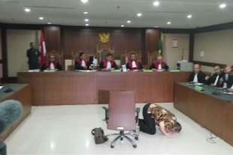 La Nyalla saat sidang putusan kasusnya di Pengadilan Tipikor, Jakarta, Selasa (27/12/2016). Hakim menjatuhkan vonis bebas untuk La Nyalla. 