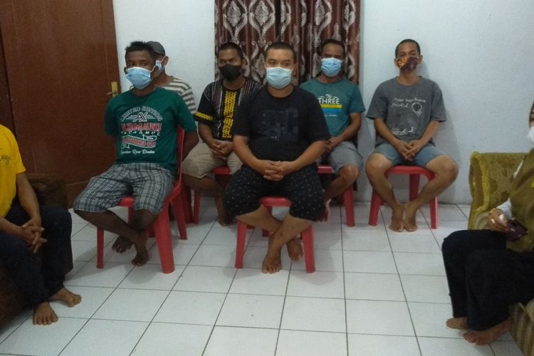 Hingga pukul 11.45 WIB, dari 48 orang yang sebelumnya berada di dalam kerangkeng di rumah Bupati nonaktif Langkat, Terbit Rencana Perangin-angin baru 7 orang yang datang ke Kantor Camat Kuala pada Selasa (25/1/2022).