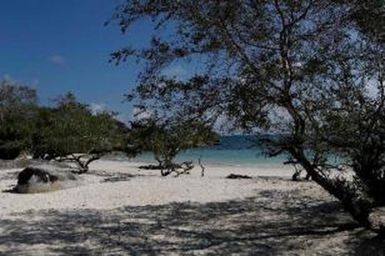 Suasana Pantai Tanjung Tinggi, Kecamatan Sijuk, Belitung, Provinsi Kepulauan Bangka Belitung, Kamis (14/4/2011). Pulau Belitung terkenal dengan keindahan lokasi wisata pantai pasir putih berbatu granit artistik. 