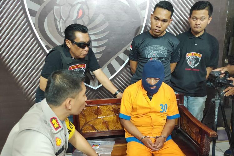 Sugeng Slamet yang berbaju orange ditangkap polisi karena menyetubuhi anak kandungnya sendiri. 