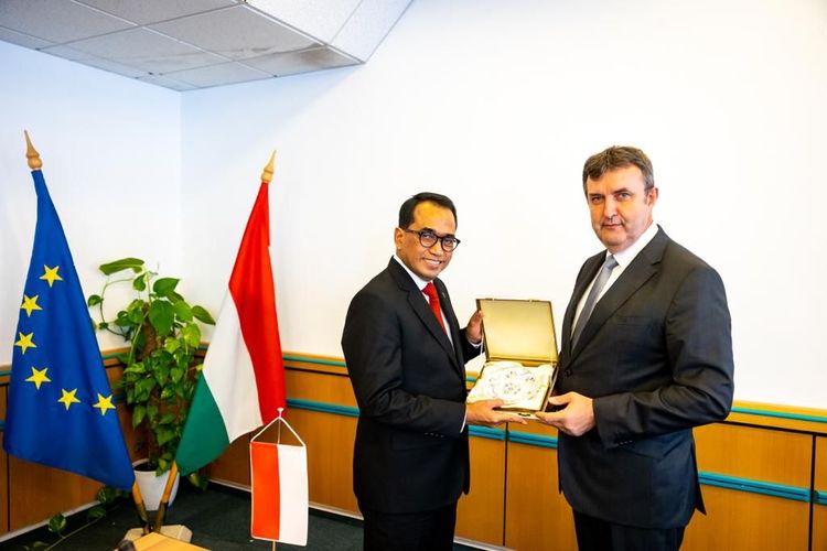 Menteri Perhubungan Budi Karya Sumadi bertemu dengan Menteri Inovasi dan Teknologi Hungaria Laszlo Palkovics di Budapest, Hungaria, Selasa (30/8/2022).