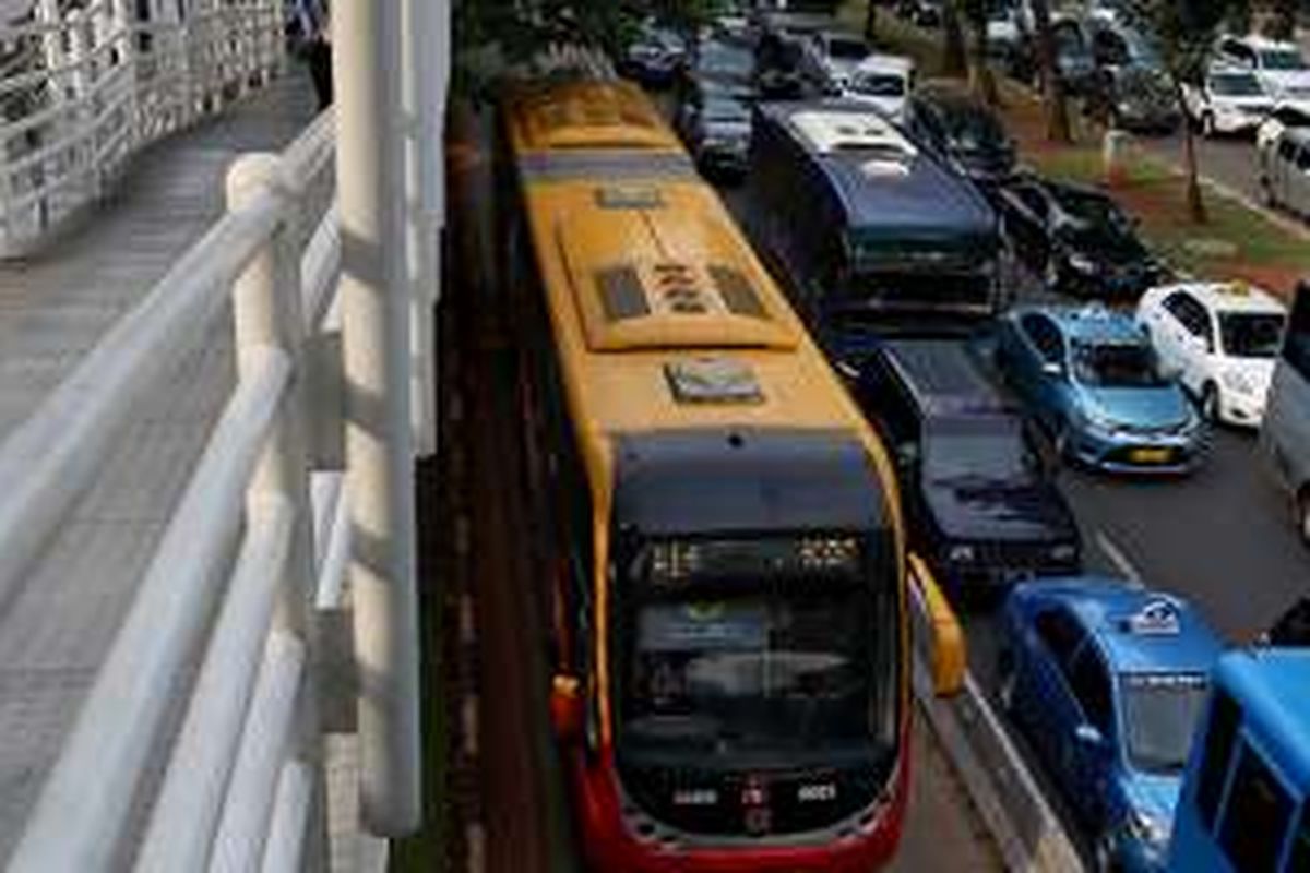 Bus transjakarta melintas di busway di Jalan Jenderal Sudirman, Jakarta Pusat, Senin (13/6/2016). Pemprov DKI Jakarta telah mencanangkan akan menilang dan mendenda bagi kendaraan umum yang menerobos jalur bus transjakarta mulai hari ini. Hanya kendaraan tertentu yang boleh melintas, yakni ambulans, mobil pemadam kebakaran, dan mobil dinas berpelat RI.