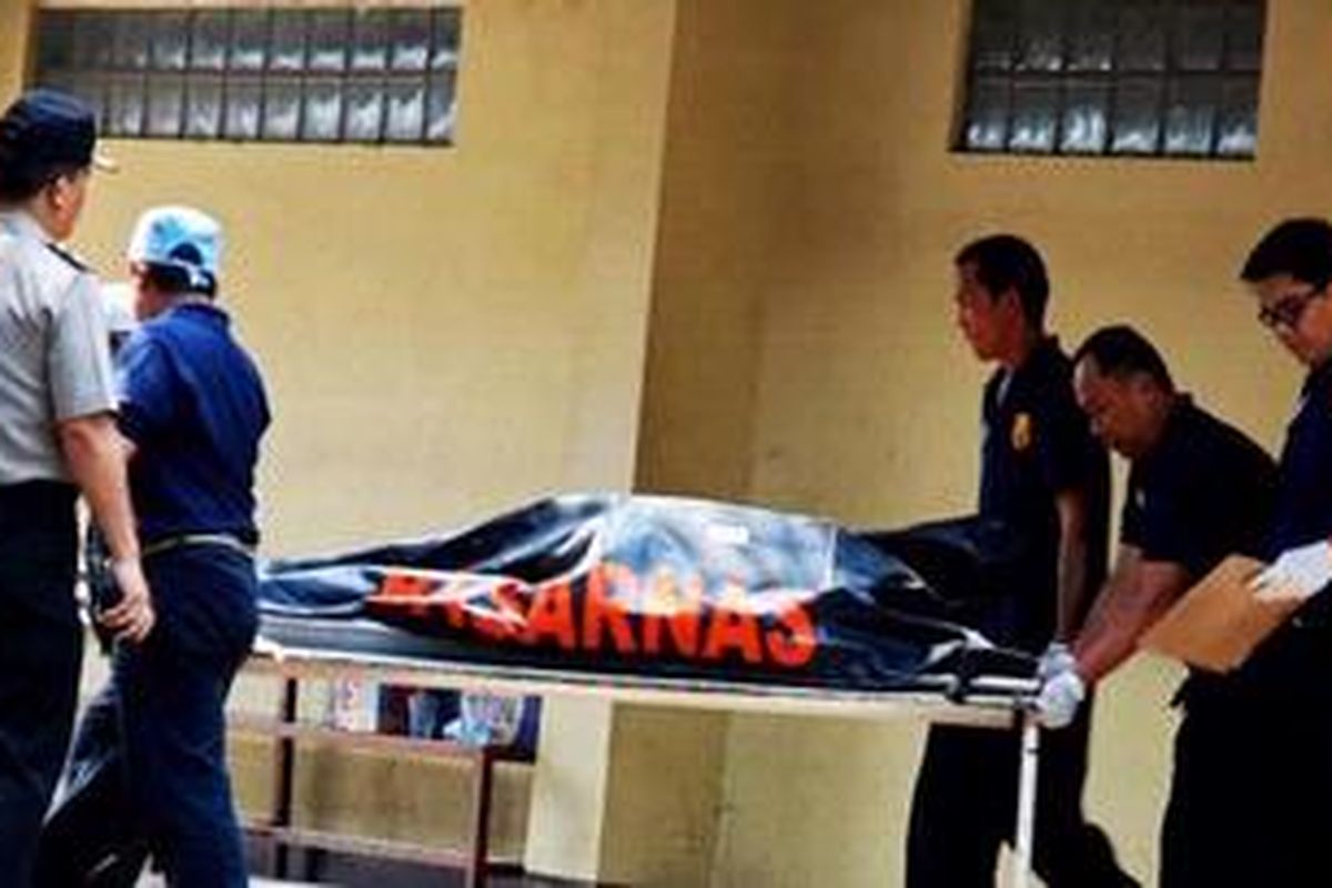 Petugas membawa jenazah korban jatuhnya pesawat Sukhoi Superjet 100 ke tenda Disaster Victim Identification (DVI) di RS Sukanto, Kramat Jati, Jakarta, Sabtu (12/5/2012).  