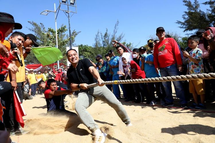 Pemkot Surabaya juga mengadakan pesta rakyat di Taman Hiburan Pantai (THP) Kenjeran Surabaya, Sabtu, (13/8/2022). Eri dan Forkopimda Surabaya hadir dan menjadi salah satu peserta beregu Lomba Tarik Tambang. 