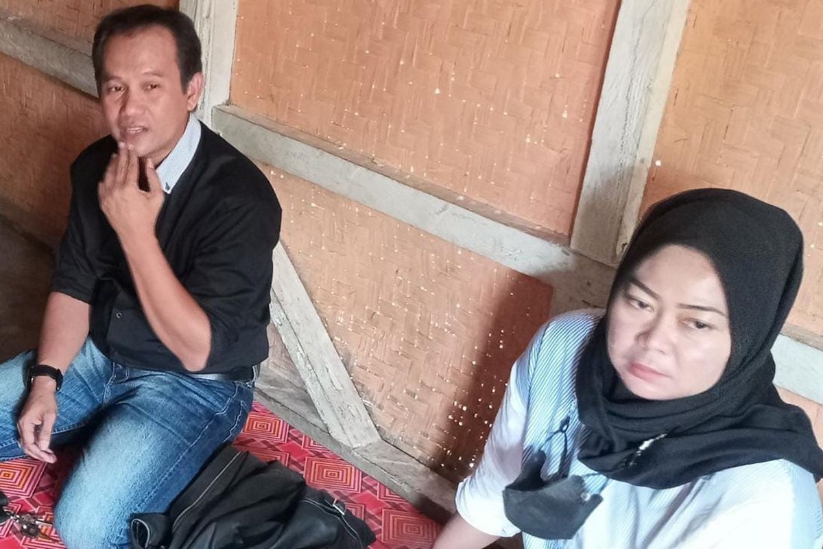 Ketua KPAID Kabupaten Tasikmalaya, Jawa Barat, Ato Rinanto, bersama anggota Polsek Singaparna Polres Tasikmalaya sedang mengunjungi rumah korban perundungan bocah 11 tahun dan dipaksa bersetubuh dengan kucing oleh teman-temannya di wilayah Kabupaten Tasikmalaya, Rabu (20/7/2022).