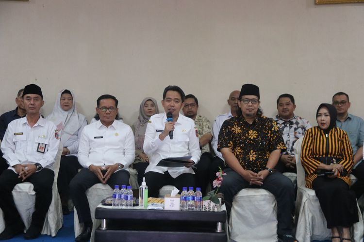 Bupati Jember Muhammad Fawait melarang kegiatan studi tour ke luar kota 