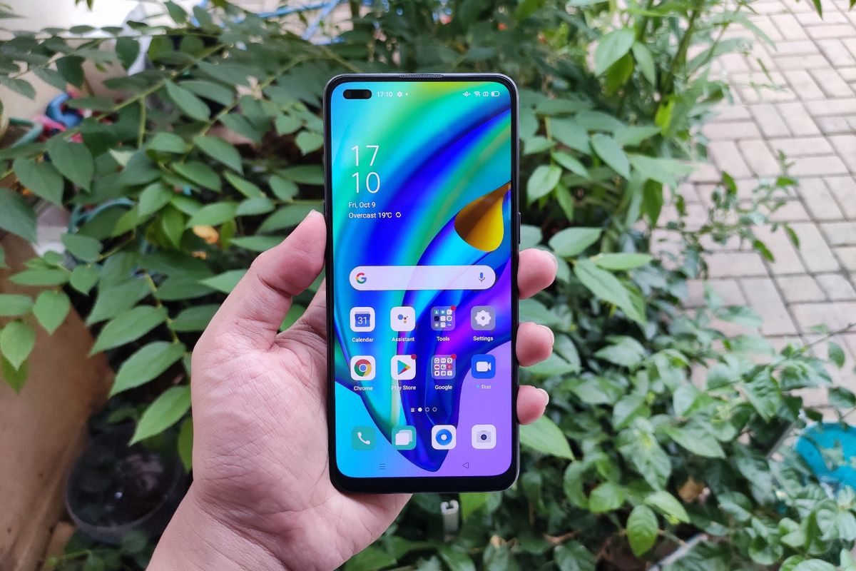 Tampilan depan Oppo Reno4 F. Sama seperti F17 Pro, ponsel ini mengusung layar bezel-less bermateri Super AMOLED dengan diagonal 6,43 inci dan resolusi Full HD Plus (rasio layar 20:9). 

Ketika dipakai, layar ponsel ini terbilang nyaman digunakan untuk berbagai aktivitas, seperti menonton film hingga bermain game. Di bawah sinar terik matahari, konten yang ditampilkan di layar ponsel juga masih bisa dilihat dengan jelas.