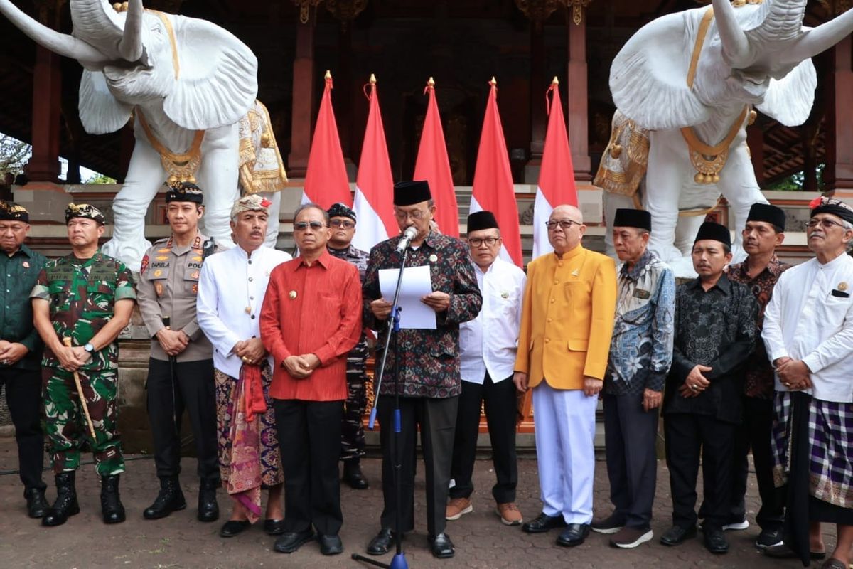 Gubernur Bali Wayan Koster menggelar konferensi pers bersama pemuka agama se-Bali untuk memberikan imbauan kepada masyarakat resmi.