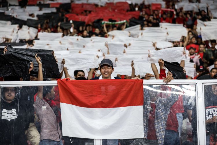 Pendukung Timnas Indonesia memberikan dukungan saat pertandingan Kualifikasi Piala Dunia 2022 Grup G Zona Asia di Stadion Gelora Bung Karno, Senayan, Jakarta, Kamis (5/9/2019). Tim nasional Indonesia menelan kekalahan dari Malaysia dengan skor 2-3.