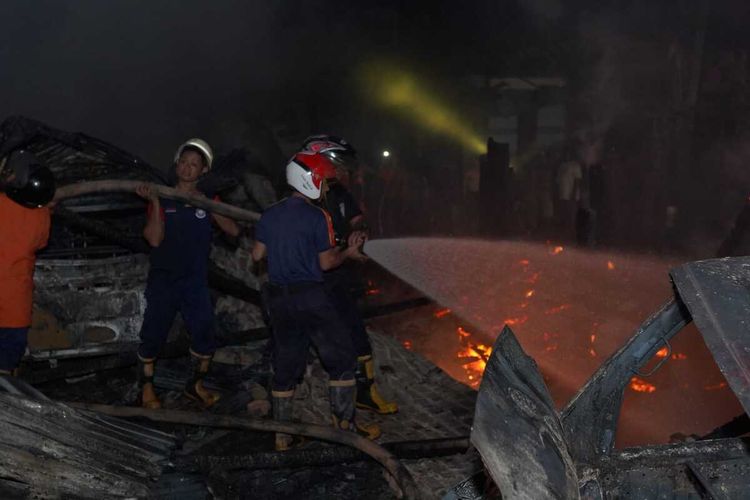 Proses pemadaman api yang membakar lima rumah warga di Dusun I Talang Leban, Kecamatan Batang Hari Leko, Kabupaten Musi Banyuasin (Muba),  Sumatera Selatan, usai ditabrak mobil tangki pengangkut minyak ilegal pada Kamis (15/12/2022) malam.