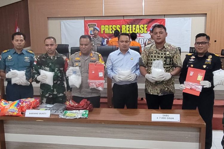 Polres Nunukan Kaltara menggelar prescon pengungkapan kasus penyelundupan 7 kg sabu asal Malaysia, Kamis (30/5/2024)