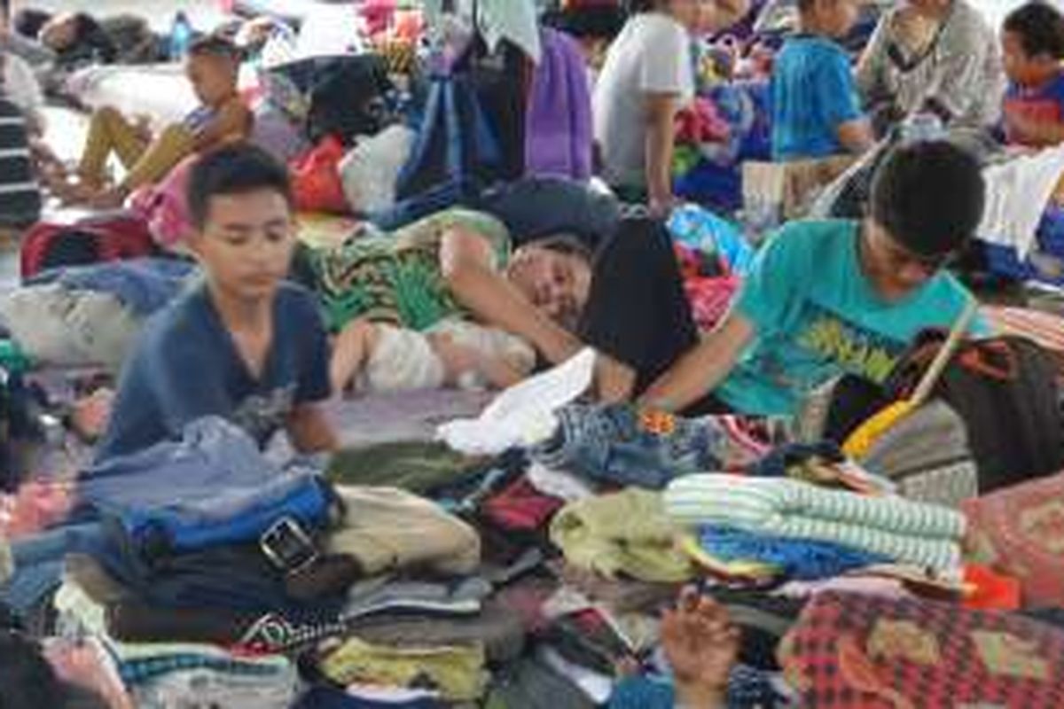 Ratusan warga RW 07 dan 08 Kelurahan Gembor, Kecamatan Periuk, Kota Tangerang, mengungsi di dalam GOR Perum Total Persada, Selasa (15/11/2016). Warga terpaksa meninggalkan rumah karena dilanda banjir sejak Minggu (13/11/2016) sedalam dua meter lebih.