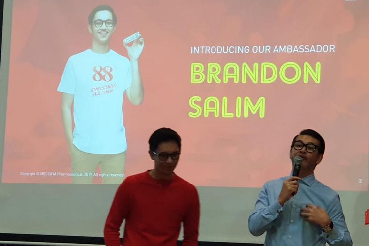 Aktor Brandon Salim (kiri kaus merah lengan panjang) dan Ferry Salim (kemeja biru lengan panjang) saat peluncuran krim 88, varian baru salep 88 di Jakarta, Senin (8/4/2019).