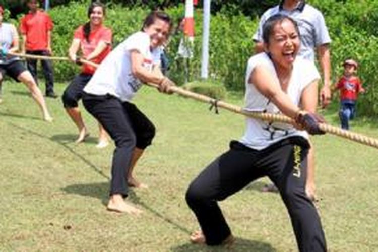 Para penghuini Pelatnas Cipaying merayakan perinagatn hari kemerdekaa ke 69, Minggu (17/8).