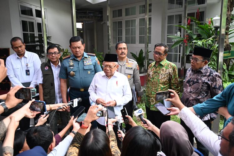 Wakil Presiden Ma'ruf Amin memberikan keterangan pers seusai rapat di kediaman resminya, Jalan Diponegoro, Jakarta, Rabu (2/8/2023).