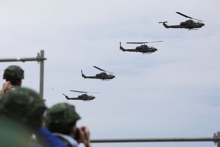 Lima helikopter jenis AH1W melintas ketika digelar latihan perang Han Kuang, yang mensimulasikan invasi China di Taichung, Taiwan, pada 16 Juli 2020.