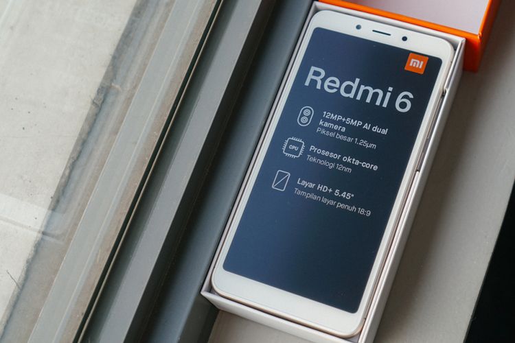 Xiaomi Redmi 6 dalam kotak kemasan. 