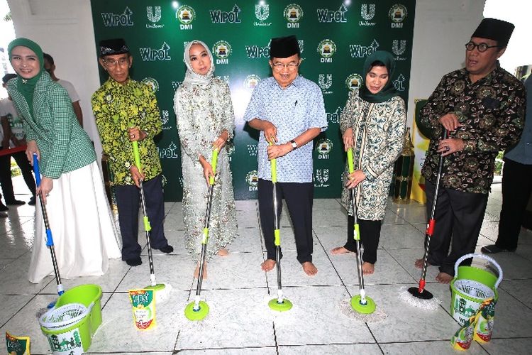 Unilever melalui Wipol Bioshield menargetkan membersihkan lanta 20.000 masjid hingga 2023 usai pada Gerakan Masjid Bersih (GMB). 