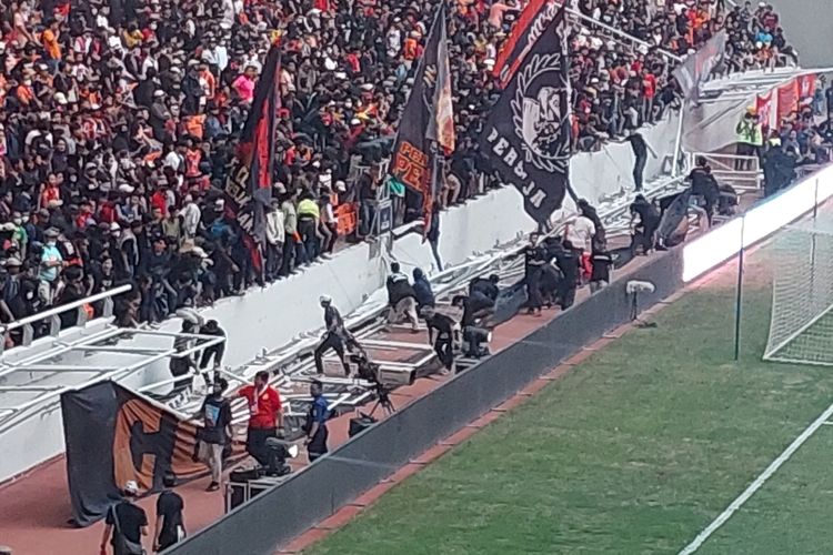 Batas tribun utara berbahan besi yang jebol di Jakarta International Stadium (JIS), Jakarta Utara, Minggu (24/7/2022) sekitar pukul 17.42 WIB.