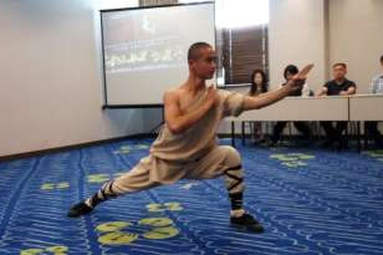 Pemeran utama Soul of Shaolin saat mempraktikkan gerakannya di Bandung, Jumat (22/4/2016). Soul of Shaolin berasal dari markas asli Shaolin di Pegunungan Songshan, Provinsi Heinan, China.