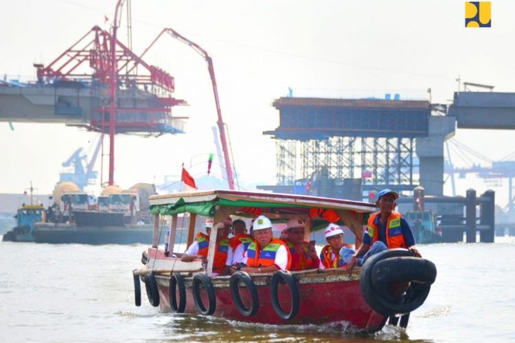 Menteri PUPR Basuki Hadimuljono saat meninjau pembangunan Jembatan Musi IV di Palembang, Sumatera Selatan, Minggu (26/8/2018).