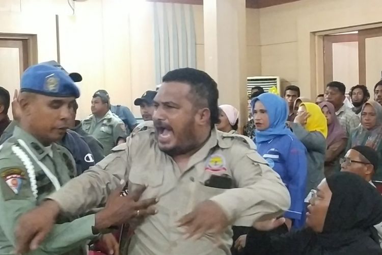 Kericuhan terjadi di ruang paripurna DPRD Kota Ambon saat rapat dengar pendapat soal pembahasan lapak pedagang di Terminal Mardika antara Pemerintah Kota Ambon, DPRD dan asosiasi pedagang Pasar Mardika Ambon, Senin (27/2/2023)