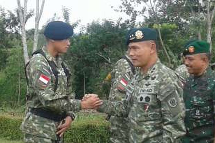 Panglima Divisi Infanteri - I/Kostrad Mayjen TNI, Sudirman (Kanan), saat menyalami salah seorang anggota TNI yang bertugas di perbatasan RI-Timor Leste