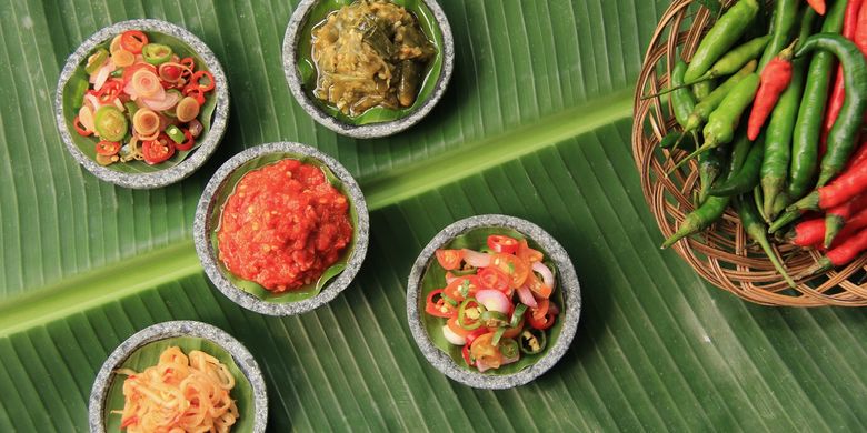 Ilustrasi sejumlah jenis sambal Nusantara beserta cabai yang menjadi bahan utama pemicu sensasi rasa pedasnya.