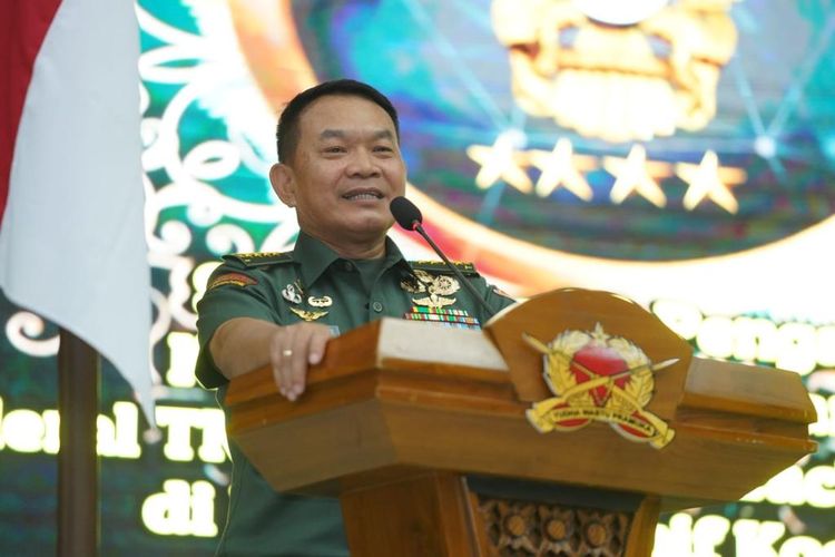 KSAD Jenderal Dudung Abdurachman saat memberikan pengarahan kepada seluruh prajurit Pussenif di Mako Pussenif Komando Pembina Doktrin, Pendidikan, dan Latihan Angkatan Darat (Kodiklatad), Bandung, Jawa Barat, Kamis (21/4/2022).