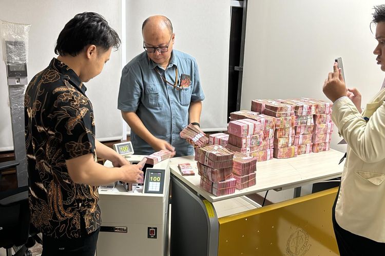 Penampakan uang tunai dalam rangkaian penggeledahan kasus korupsi tata niaga timah di Bangka Belitung  Jumat (8/3/2024).