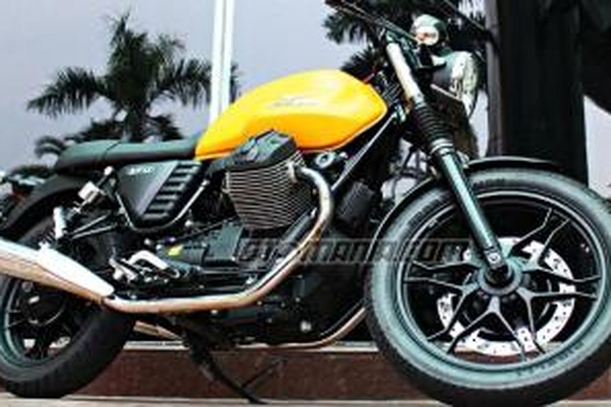 Beda Moto Guzzi Stone dan Racer