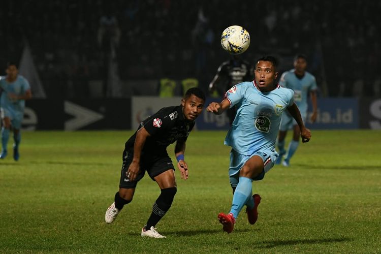 Pemain Persib Bandung, Ardi Idrus, berebut bola dengan pemain Persela Lamonga pada pertandingan Liga 1, Kamis (8/8/2019). 