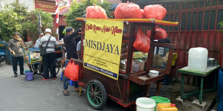 Gerobak Nasi Ulam Misjaya yang kerap dikrubuti penggemar nasi ulamnya mulai sore ke malam hari.