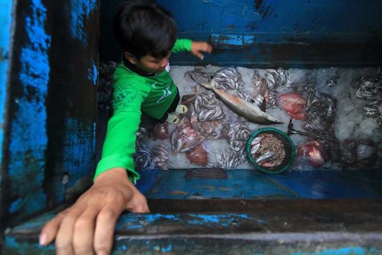 Kapal nelayan asal negara Vietnam yang ditangkap Badan Keamanan Laut (Bakamla) karena menangkap ikan secara ilegal di wilayah Laut Natuna perairan Indonesia saat digiring menuju Stasiun Pengasawan Sumber Daya Kelautan dan Perikanan (PSDKP) Pontianak (24/3/2017).