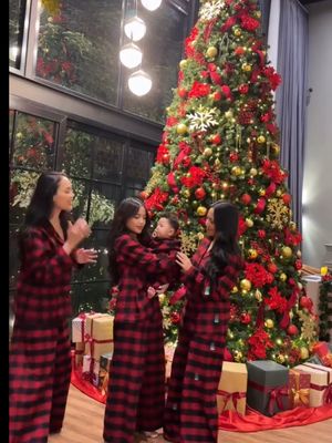 Rachel Vennya dan Fuji tampil kompak menemani Erika Carlina rayakan Natal. Outfit kembaran bernuansa merah mereka curi perhatian.