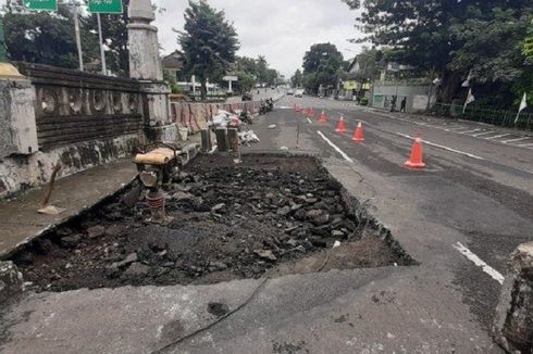 Hati-hati, Jalan Ambles Sepanjang 2 Meter di Menteng