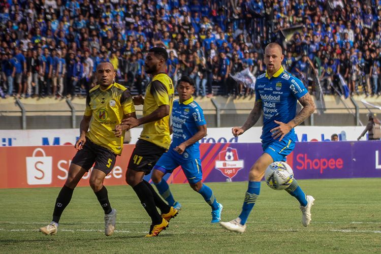 Penyerang Persib Bandung, Kevin van Kippersluis, kehilangan penguasaan bola saat masuk ke kotak penalti Barito Putera, dalam lanjutan pertandingan pekan ke-28 Liga 1 2019, di Stadion Si Jalak Harupat, Minggu (24/11/2019).