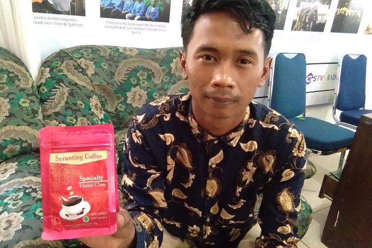 Dani (22), mahasiswa semester akhir Universitas Malikussaleh (Unimal) Aceh Utara, memajang aneka kopi di kampusnya, Jumat (29/11/2019). 